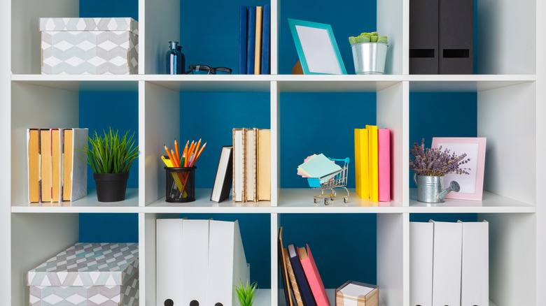 흰색 큐비 선반이 갖춰져 있습니다.