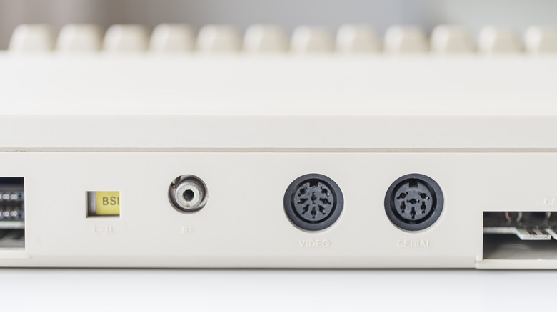 오래된 컴퓨터의 레거시 포트 클로즈업