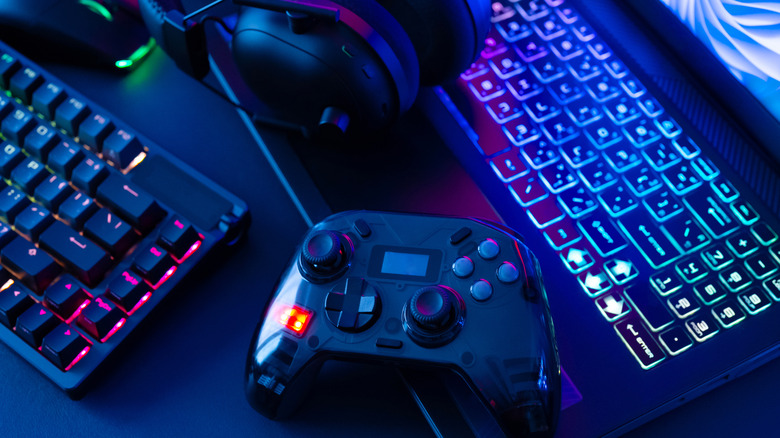 책상 위의 비디오 게임 컨트롤러와 키보드