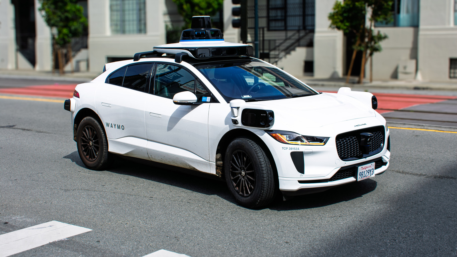 무인 Waymo 차량도 DUI 검문소에 정차할 수 있습니다.