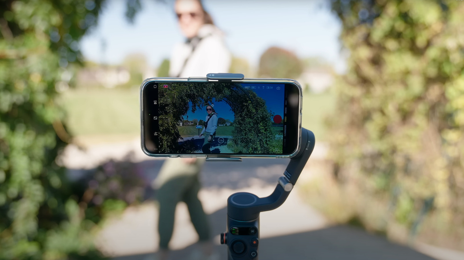 DJI의 Osmo Mobile 6 Gimbal은 iPhone 3 축 안정화를 제공합니다.