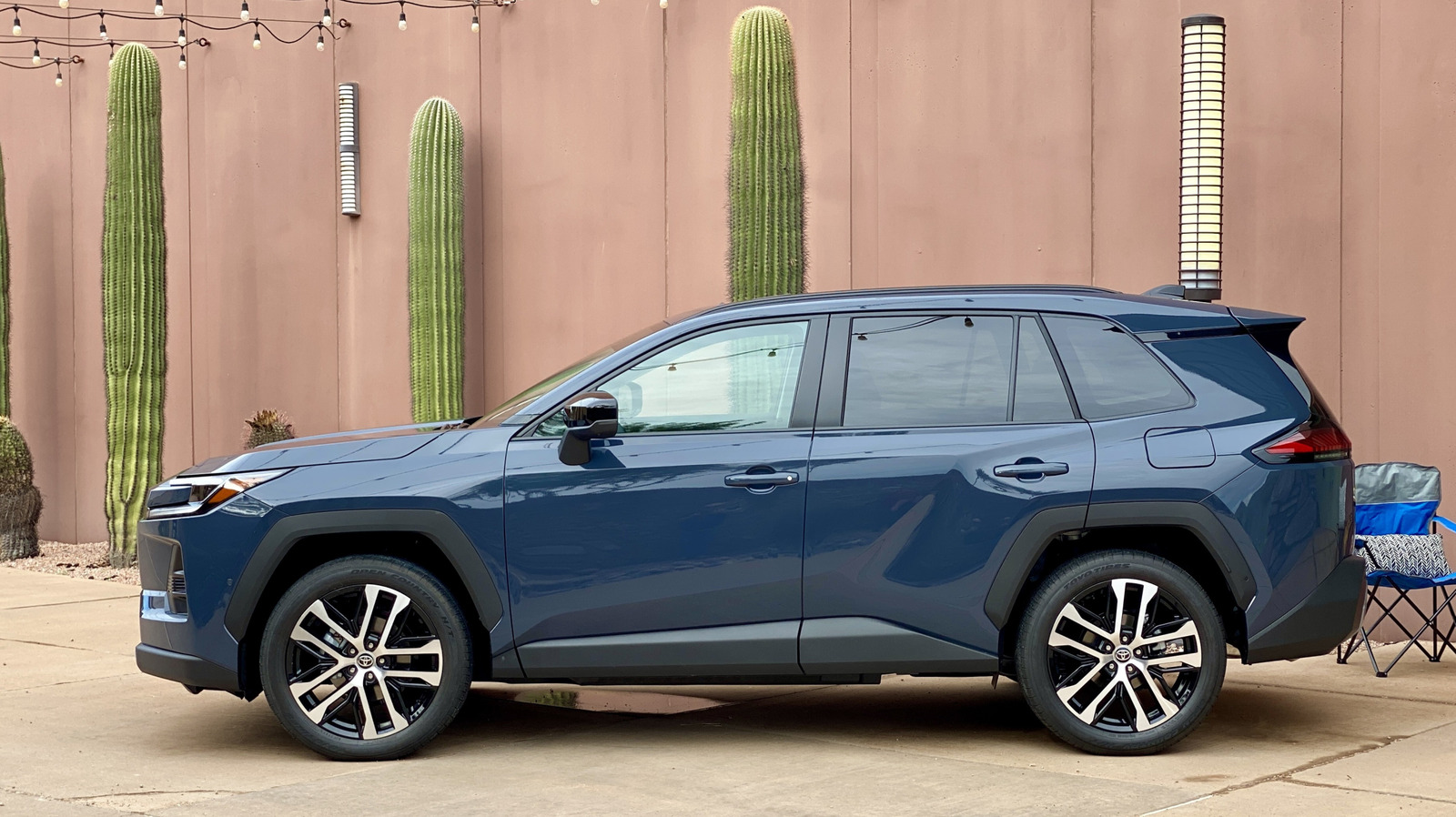 Toyota의 하이브리드 2026 RAV4 도박은 성과를 거두었지만 GR 스포츠조차도 이상한 선택을 숨길 수는 없습니다.