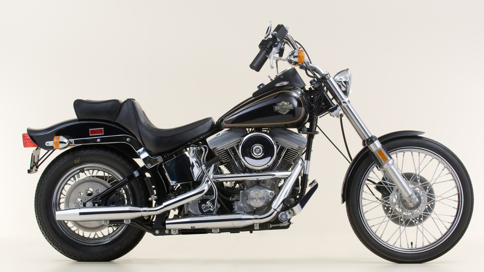 최초의 Harley-Davidson Softail은 40년 전에 출시되었습니다. 그 모습은 다음과 같습니다.