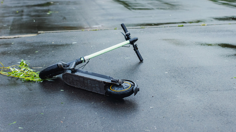 전동스쿠터가 옆으로 넘어졌습니다.