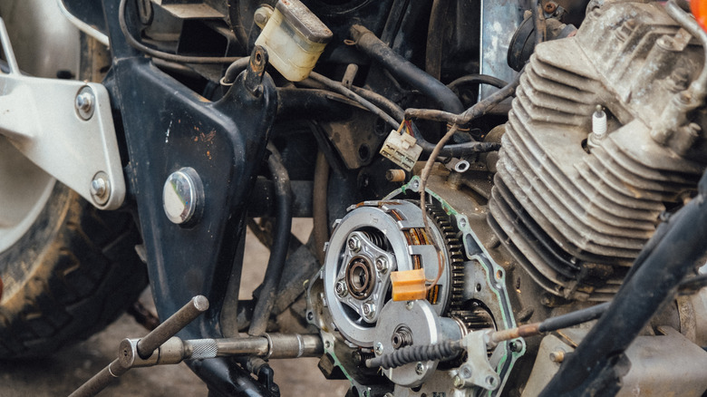 오토바이 정비사가 오토바이 엔진 클러치 조립 및 유지 관리를 조립하고 있습니다.