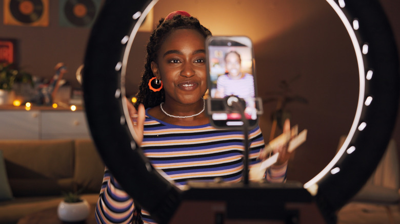 스탠드에서 스마트폰을 들여다보는 사람들