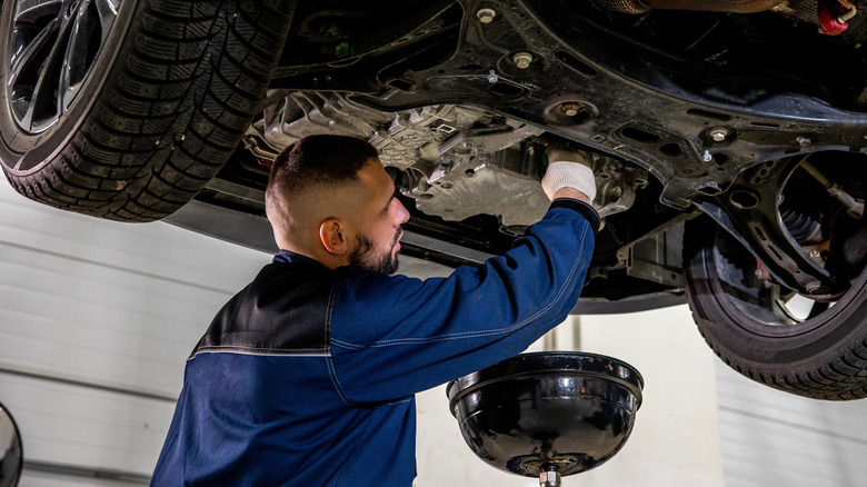 자동차 엔진에서 기계적으로 오일을 배출하는 기계