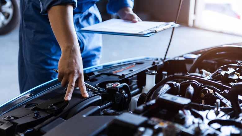 점검을 하고 있는 정비사