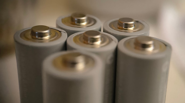여러 알카라인 배터리가 함께 서 있습니다.