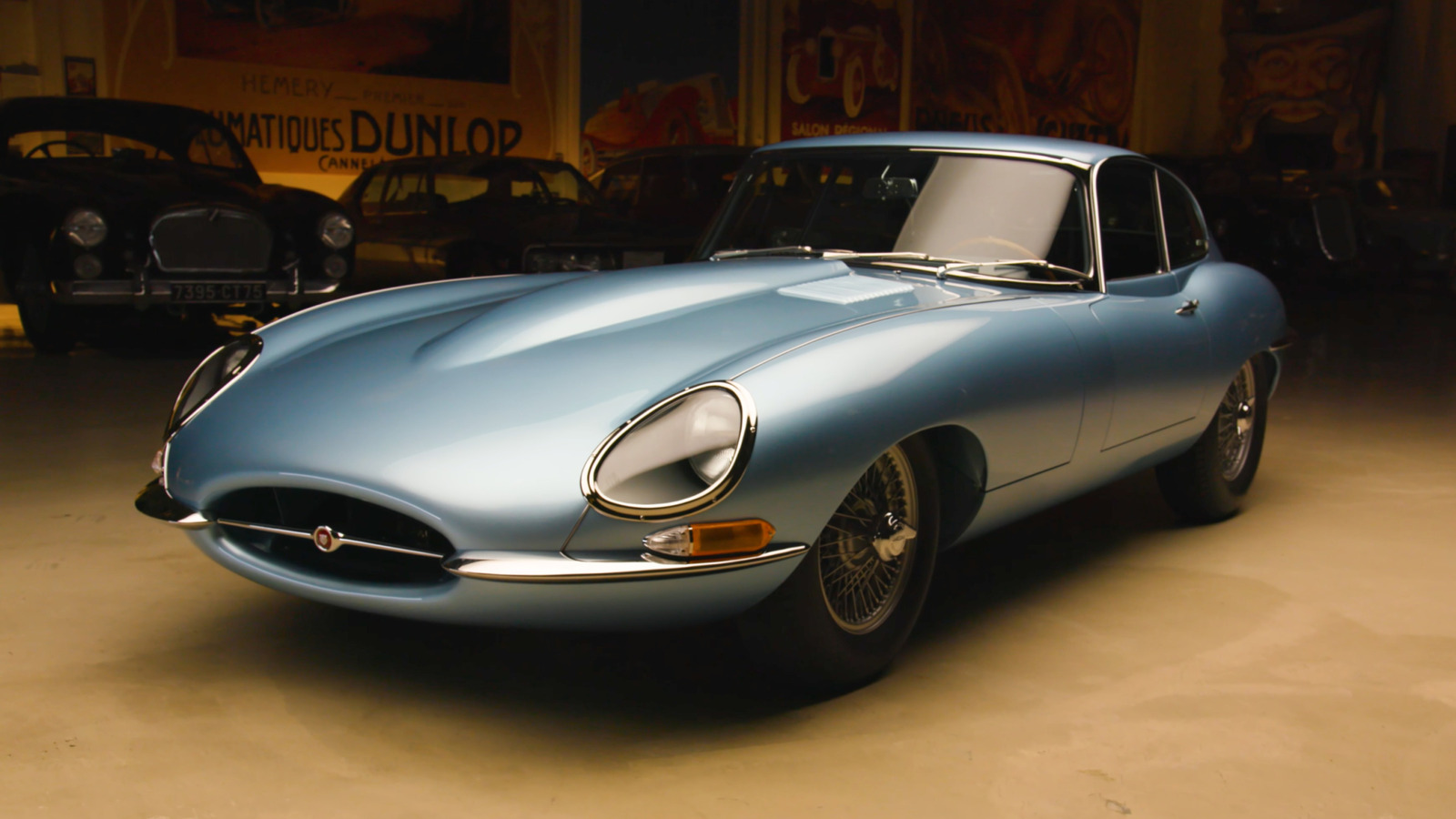 Jay Leno의 차고에서 출품된 Jaguar E-Type은 자동차를 복원하는 올바른 방법을 보여줍니다.