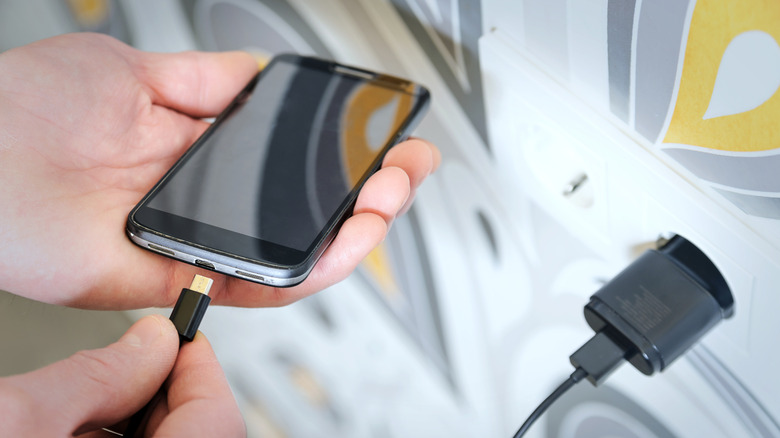 스마트폰을 충전하는 사람.