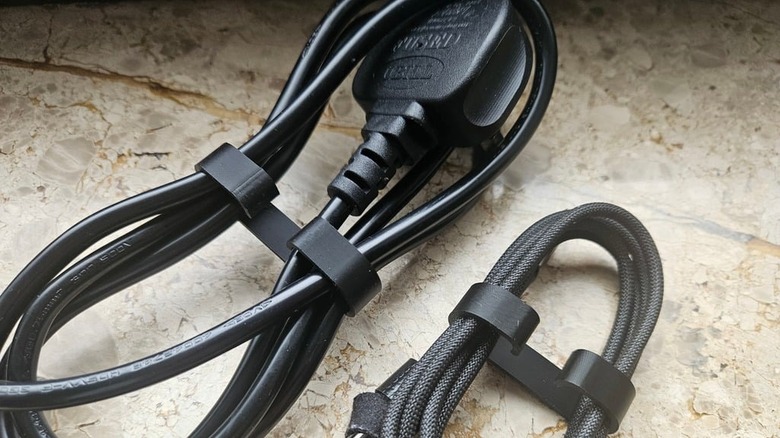 케이블이 포함된 케이블 클립