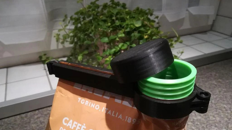 나사가 달린 가방 클립