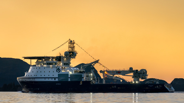 해질녘에 해안 가까이 항해하는 아일랜드 빅토리(Island Victory)