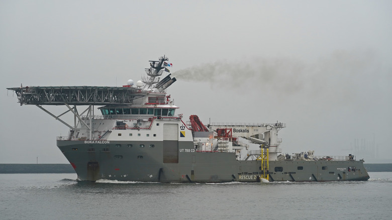 해안 가까이 항해하는 보카 팔콘(Boka Falcon)