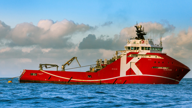 선미에서 연장된 견인 케이블을 사용하여 바다 위의 Aurora Saltfjord