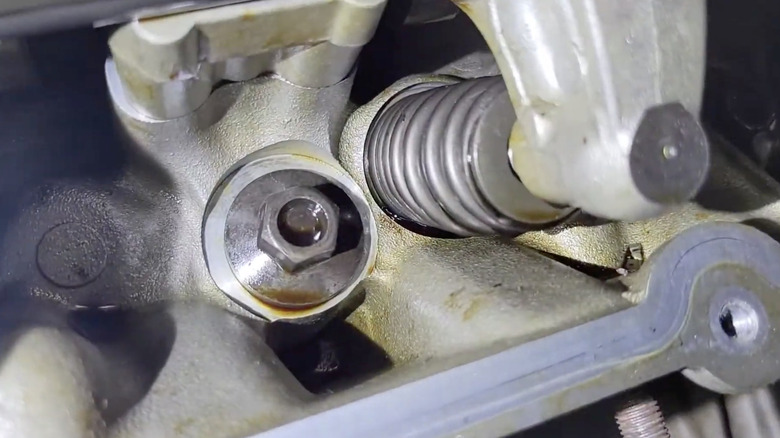 6.2리터 Ford Boss V8의 부러진 밸브 스프링을 위에서 본 모습