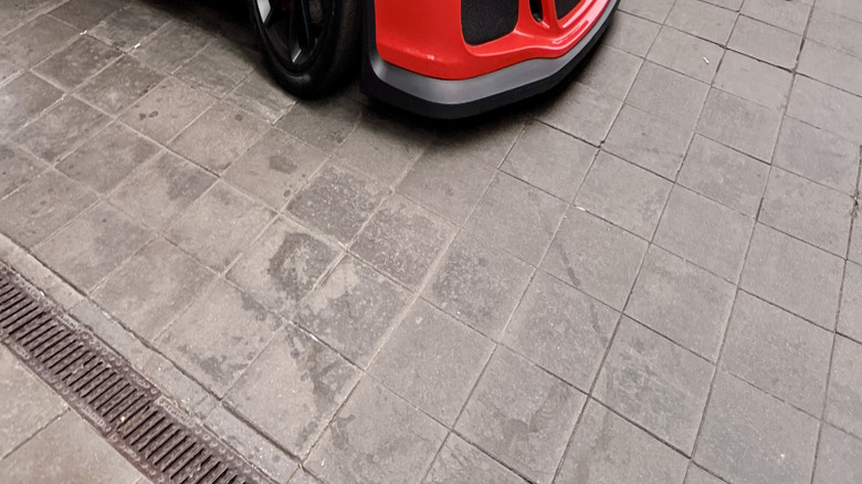 러시아 모스크바 거리의 빨간색 포르쉐 911