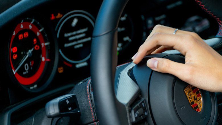 포르쉐 스티어링 휠에 손을 얹어보세요