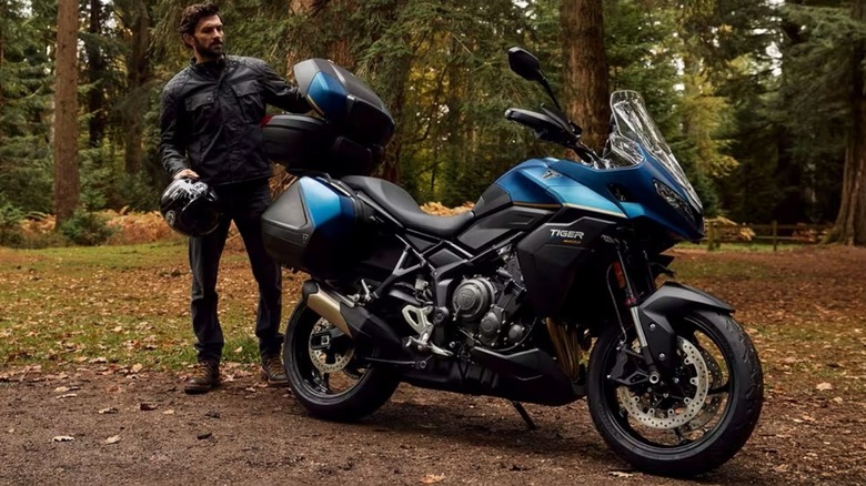 2026 Tiger Sport 800 Tour의 탑박스에 접근하는 트라이엄프 라이더.