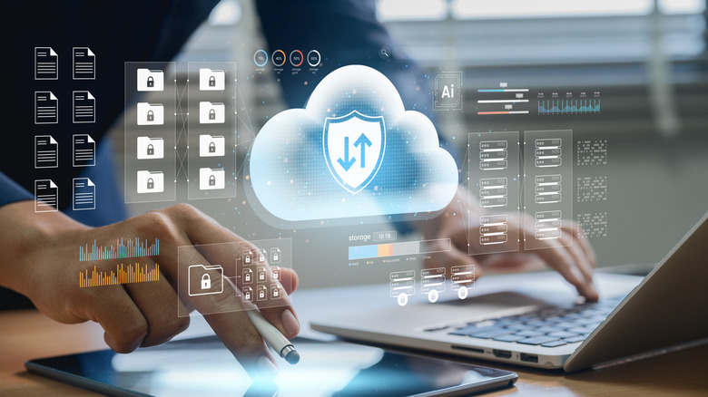 클라우드 서비스 이미지가 위에 오버레이된 노트북과 태블릿을 사용하는 사람