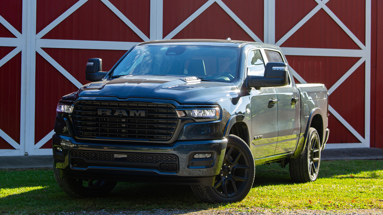헛간 앞의 2026 Ram 1500 Laramie