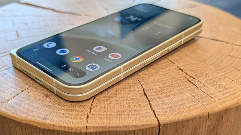 나무 테이블 위의 Pixel 10 Pro 접이식