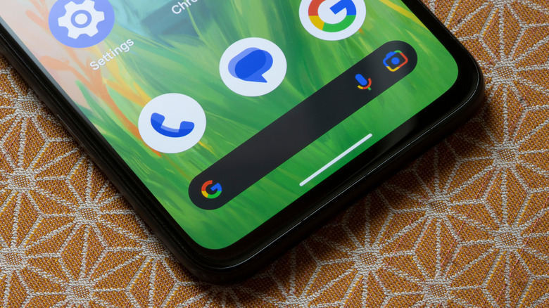 테이블 위에 포즈를 취한 Pixel 4a