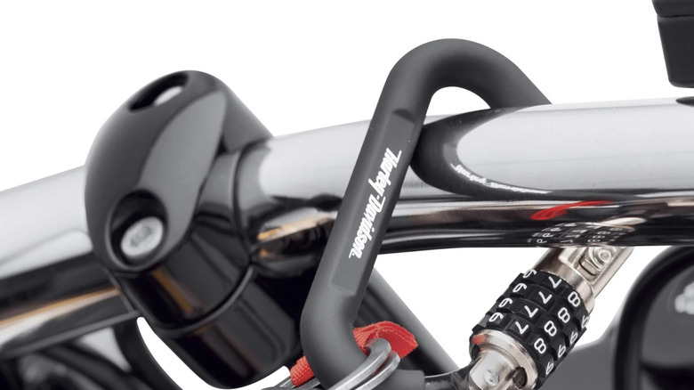 오토바이 핸들바에 있는 Harley-Davidson 헬멧 잠금 장치