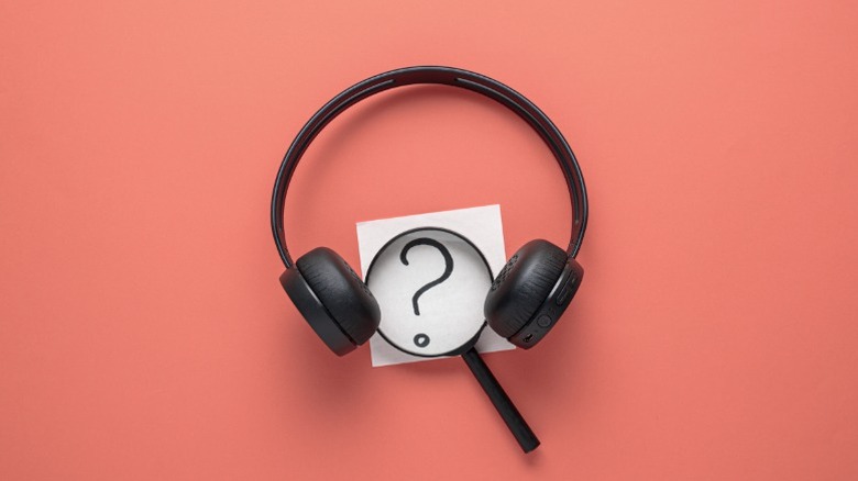 헤드폰 사이의 돋보기