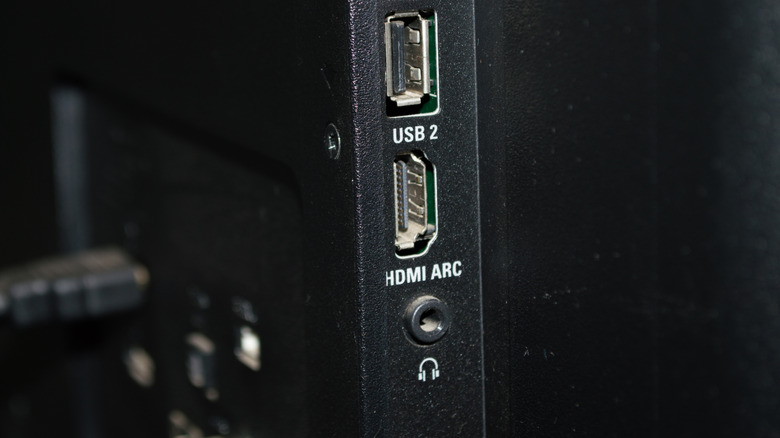 TV 측면에 보이는 HDMI ARC 포트