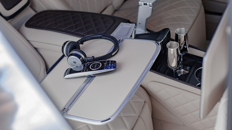 좌석 사이에 테이블이 있는 자동차 뒷좌석