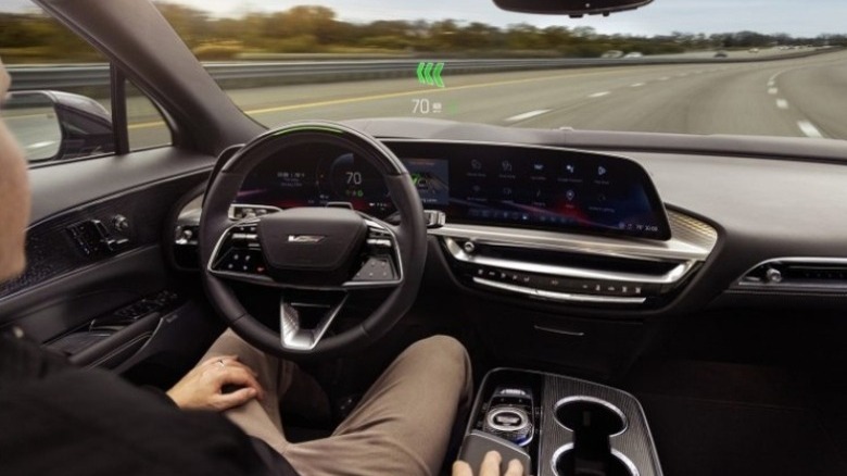 헤드업 디스플레이를 통해 고속도로를 운전하는 사람