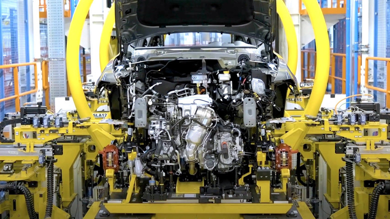 제조 공장에 설치되고 있는 알파 로메오 엔진