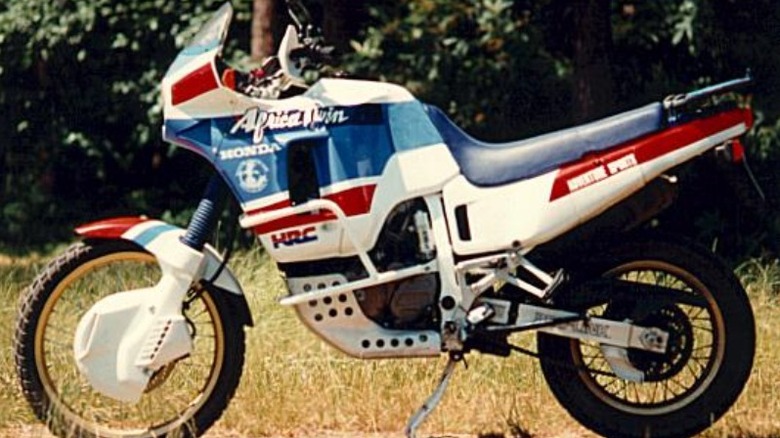 잔디밭에 주차된 혼다 아프리카 트윈 650.jpg