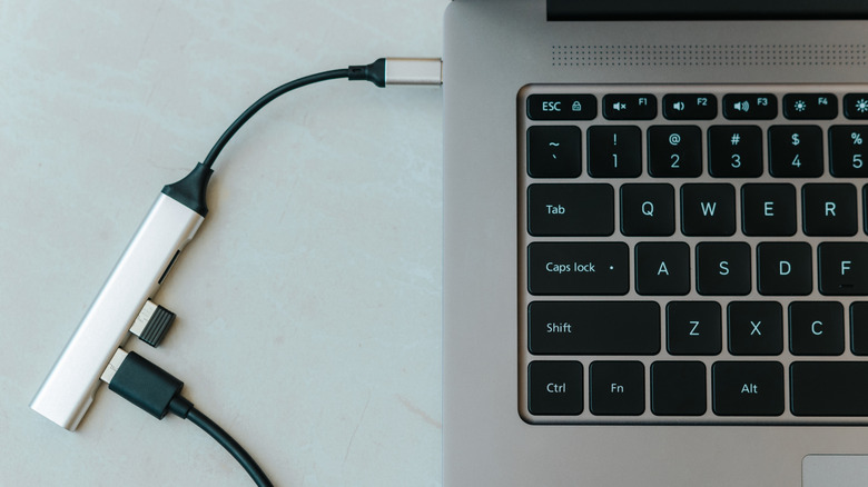 USB 허브가 연결된 열린 Chromebook의 상단 모습