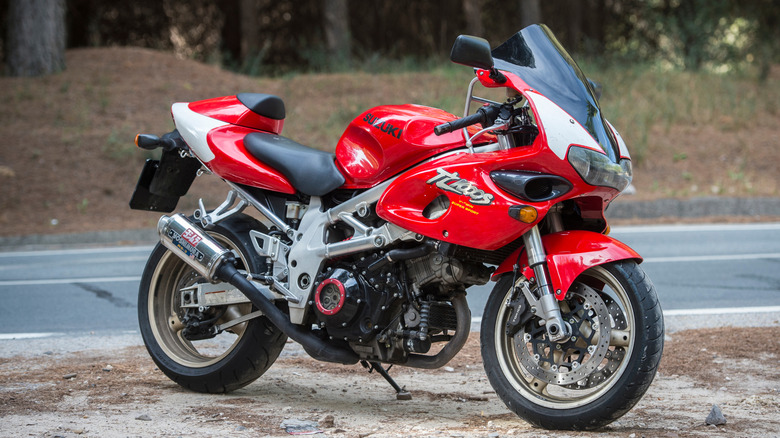 길가에 주차된 스즈키 TL1000S