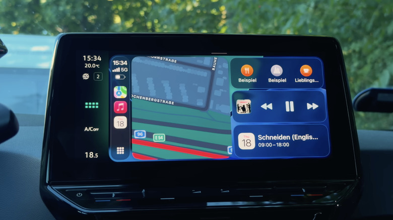 iOS CarPlay 위젯을 보여주는 자동차의 중앙 인포테인먼트 화면.