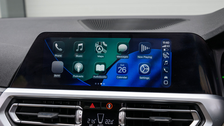 Apple의 새로운 Liquid Glass CarPlay 인터페이스를 선보이는 BMW의 내부.