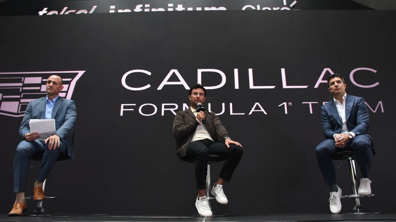 Cadillac Formula 1 팀 매니저와 기자 회견에서 연설하는 Checo Pérez