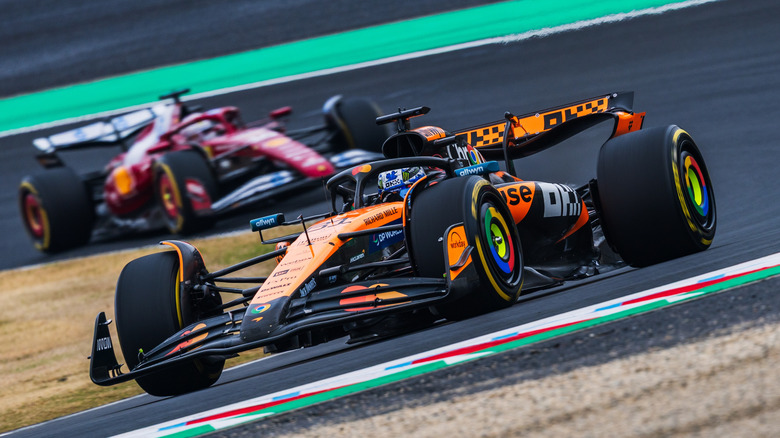 2025년 일본 그랑프리에서 페라리 자동차를 앞선 랜도 노리스