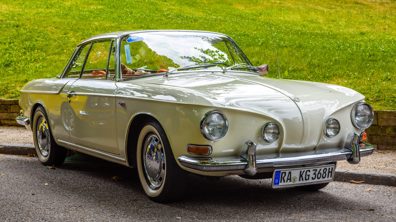 거리에 주차된 Type 34 Karmann Ghia의 전면 3/4 모습