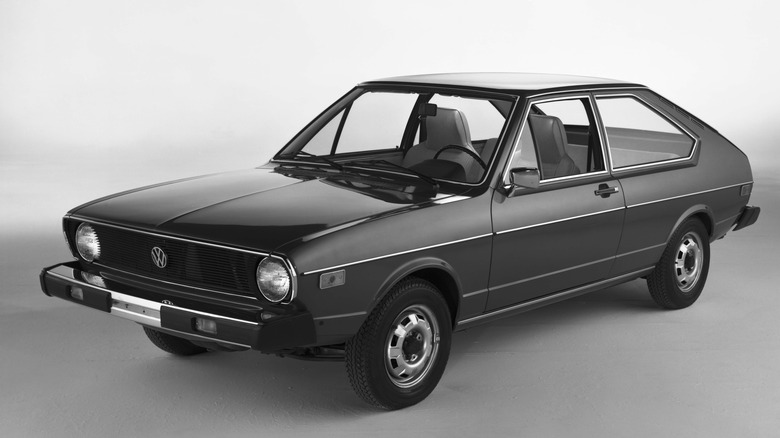 스튜디오 설정의 1974 VW Dasher 2도어 세단 전면 3/4 뷰