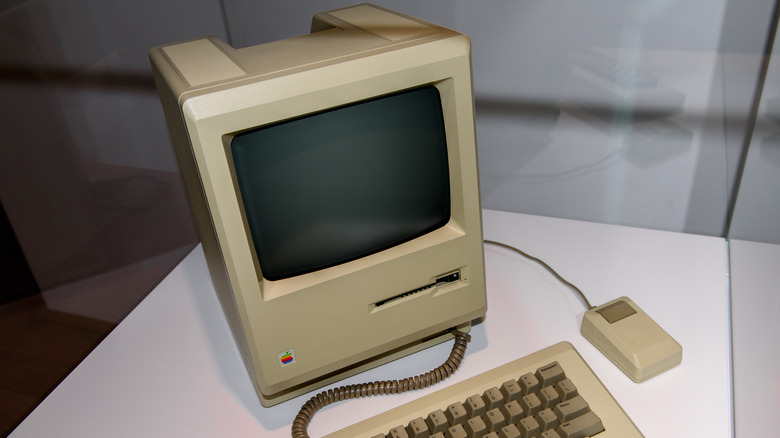 1984년 키보드와 마우스가 디스플레이에 있는 Apple Macintosh 개인용 컴퓨터