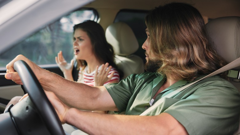 승객이 몸짓을 하고 운전자의 주의를 산만하게 함