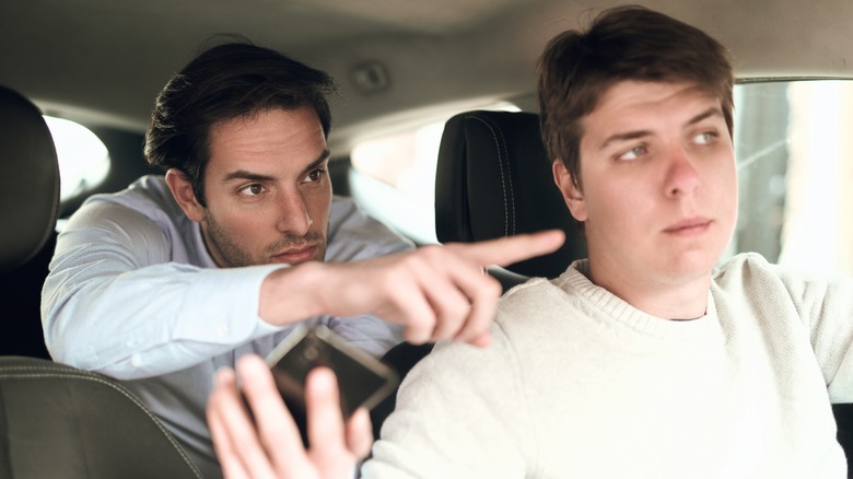 뒷좌석 승객이 운전자에게 지시