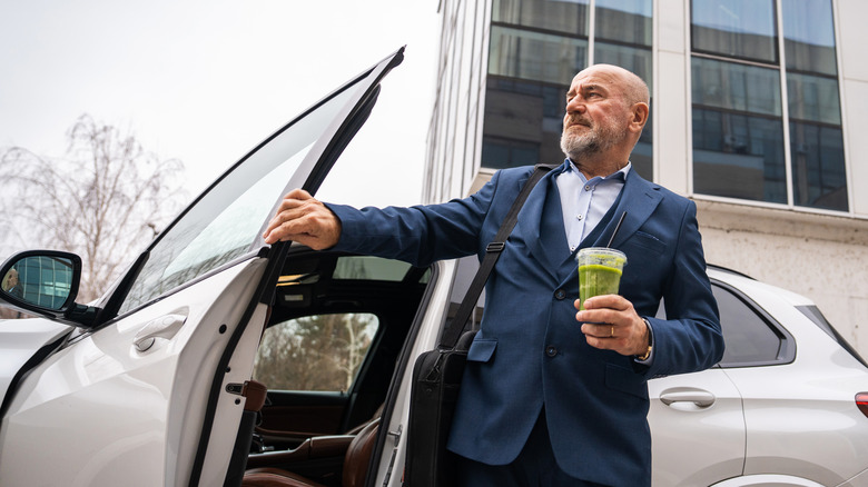 한 남자가 차에서 내려 문을 닫는다