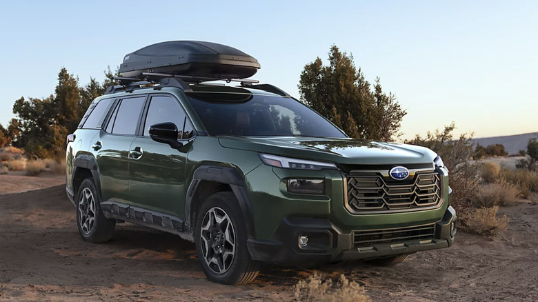 사막에 주차된 녹색 스바루 아웃백의 전면 오른쪽 전망