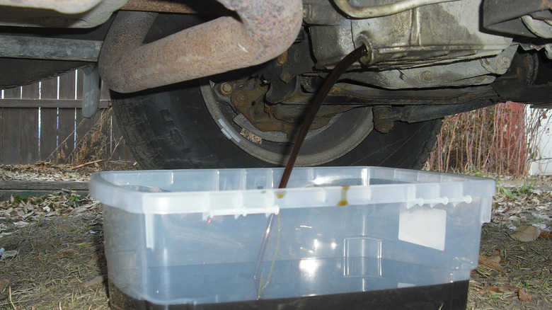 엔진 블록에서 용기로 유입되는 오일