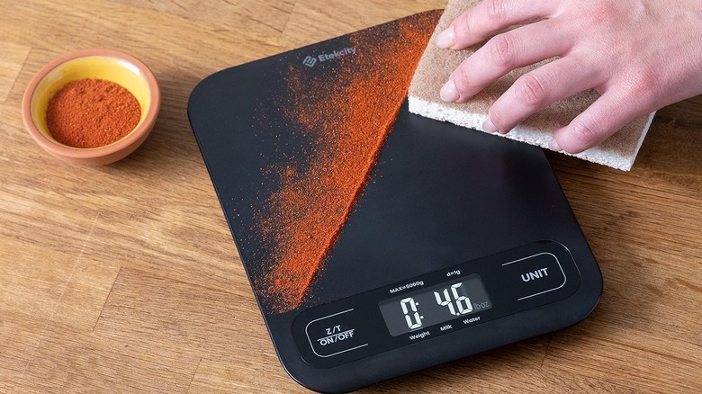 향신료가 흘린 검은색 식품 저울
